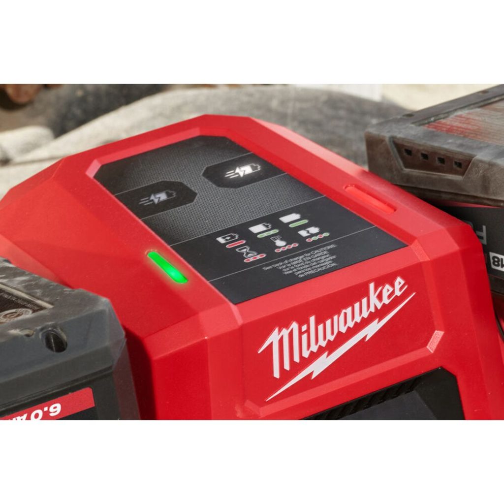 Milwaukee M18 FORGE DBSC 2-paikkainen pikalaturi. Lähikuvassa pikalaturin varausindikaattorit vasemmalta etuviistosta.