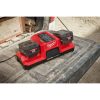 Milwaukee M18 FORGE DBSC 2-paikkainen pikalaturi. Kuvassa pikalaturi auton perälaudalla vasemmalta etuyläviistosta.