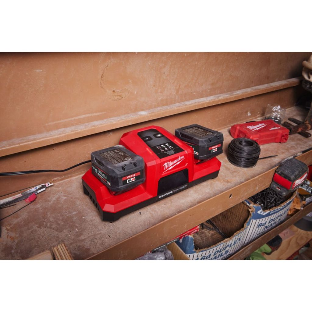 Milwaukee M18 FORGE DBSC 2-paikkainen pikalaturi. Kuvassa pikalaturi varastokontin hyllyllä oikealta etuyläviistosta.