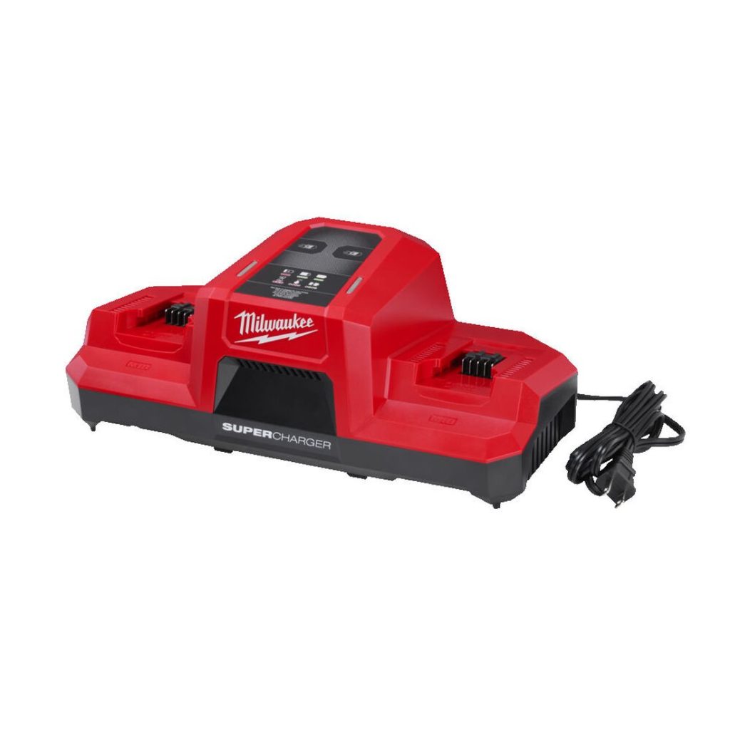 Milwaukee M18 FORGE DBSC 2-paikkainen pikalaturi. Kuvassa pikalaturi oikealta etuyläviistosta ilman akkuja.