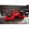 Milwaukee M18 FORGE DBSC 2-paikkainen pikalaturi. Kuvassa pikalaturi auton perälaudalla vasemmalta etuviistosta.