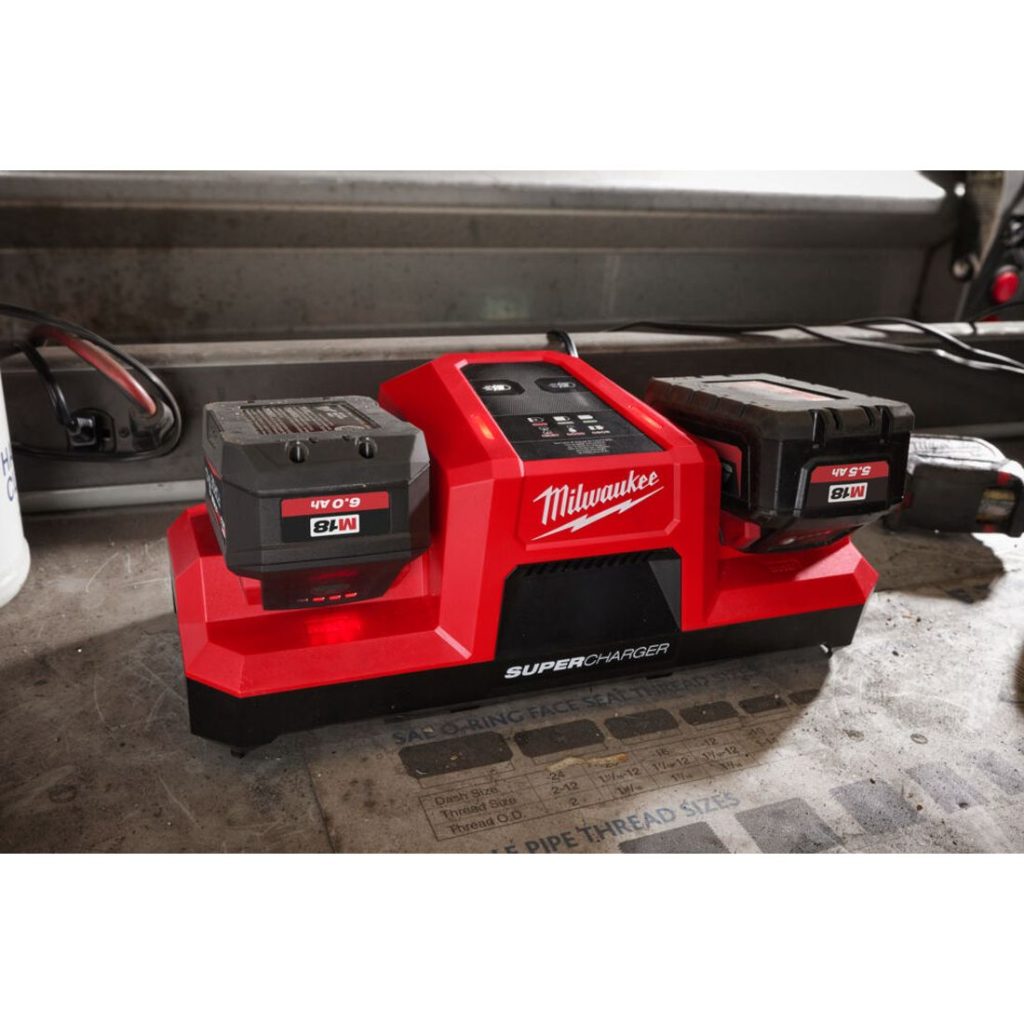 Milwaukee M18 FORGE DBSC 2-paikkainen pikalaturi. Kuvassa pikalaturi auton perälaudalla vasemmalta etuviistosta.