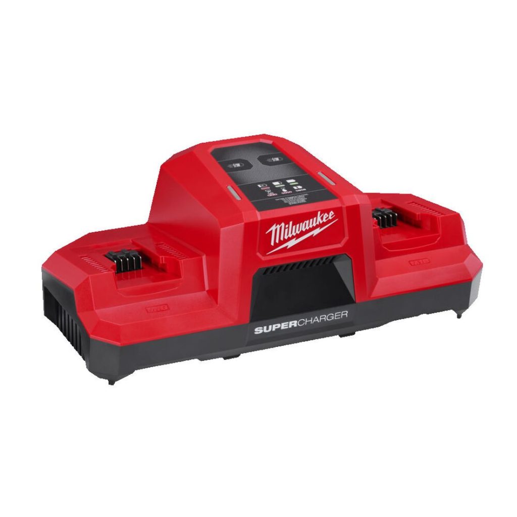 Milwaukee M18 FORGE DBSC 2-paikkainen pikalaturi. Kuvassa pikalaturi vasemmalta etuyläviistosta ilman akkuja.