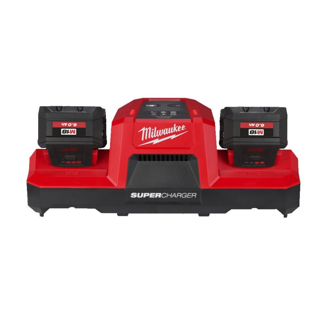 Milwaukee M18 FORGE DBSC 2-paikkainen pikalaturi. Kuvassa pikalaturi edestäpäin kahdella 6,0 Ah akulla.