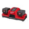 Milwaukee M18 FORGE DBSC 2-paikkainen pikalaturi. Kuvassa pikalaturi oikealta etuyläviistosta kahdella 6,0 Ah akulla.