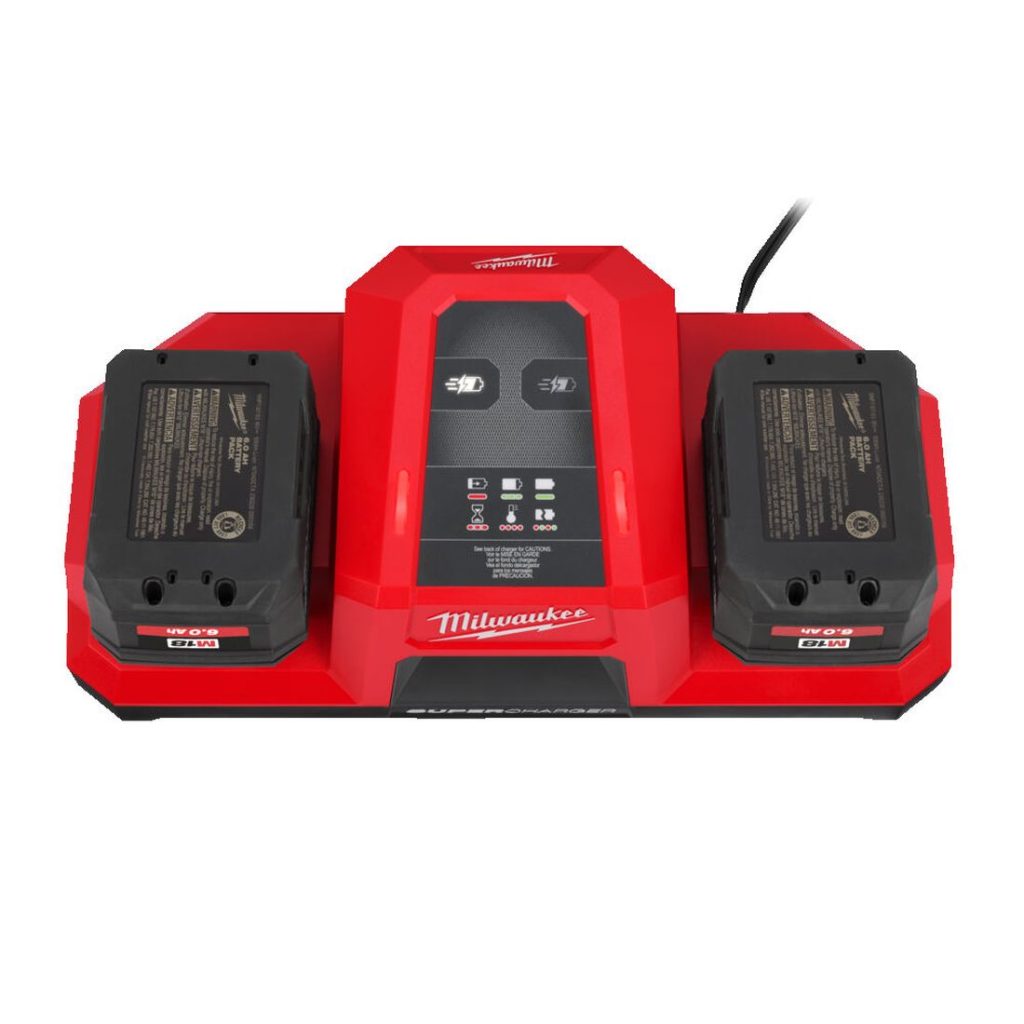 Milwaukee M18 FORGE DBSC 2-paikkainen pikalaturi. Kuvassa pikalaturi ylhäältä päin kahdella 6,0 Ah akulla. Akkujen varausvalo palaa punaisena.