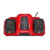Milwaukee M18 FORGE DBSC 2-paikkainen pikalaturi. Kuvassa pikalaturi ylhäältä päin kahdella 6,0 Ah akulla. Akkujen varausvalo palaa vihreänä.