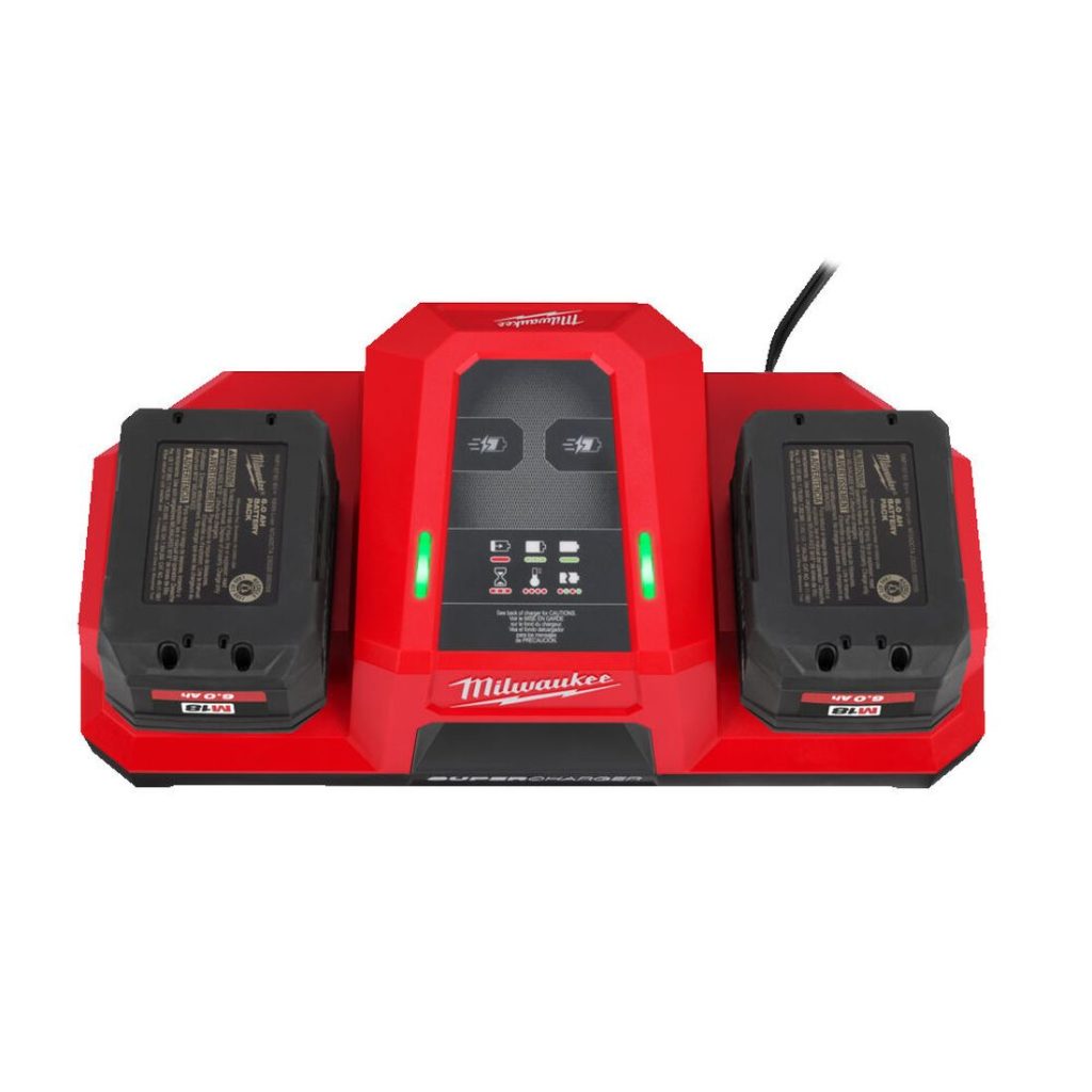 Milwaukee M18 FORGE DBSC 2-paikkainen pikalaturi. Kuvassa pikalaturi ylhäältä päin kahdella 6,0 Ah akulla. Akkujen varausvalo palaa vihreänä.