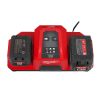 Milwaukee M18 FORGE DBSC 2-paikkainen pikalaturi. Kuvassa pikalaturi ylhäältä päin kahdella 6,0 Ah akulla. Akkujen varausvalo palaa punaisena.