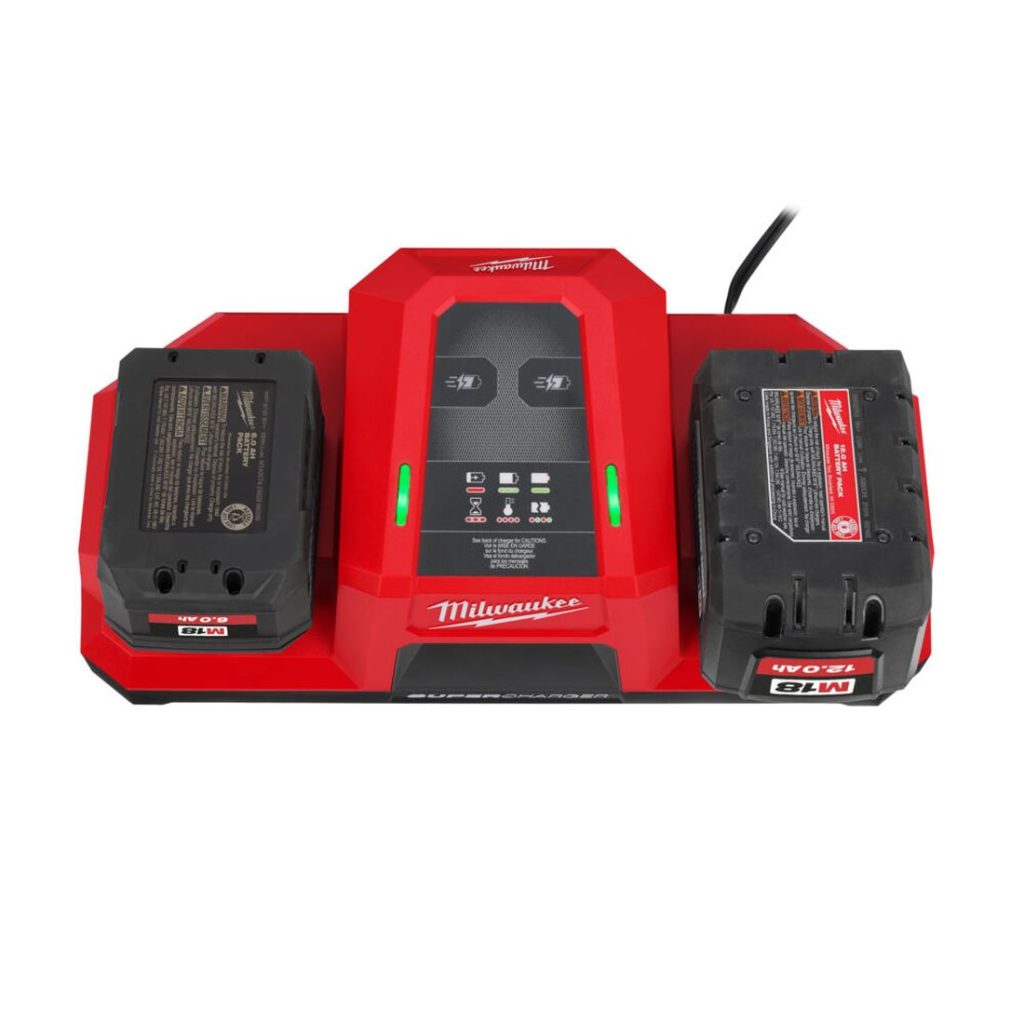 Milwaukee M18 FORGE DBSC 2-paikkainen pikalaturi. Kuvassa pikalaturi ylhäältä päin yhdellä 6,0 Ah akulla ja yhdellä 12,0 Ah akulla. Akkujen varausvalo palaa vihreänä.