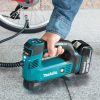 MAKITA Ilmapumppu LXT. Kuvassa henkilö täyttämässä polkupyörän rengasta Ilmapumppu LXT: avulla.