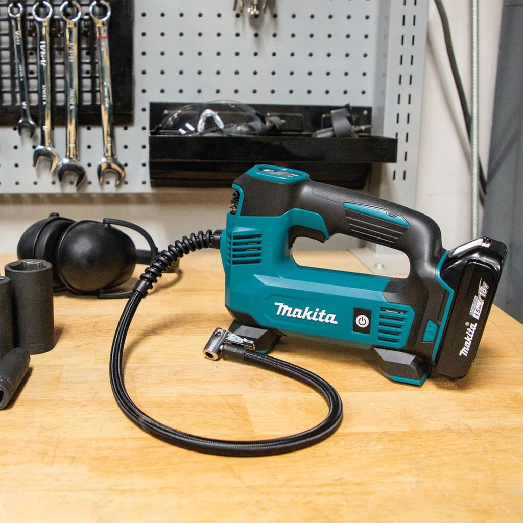 MAKITA Ilmapumppu LXT. Kuvassa Ilmapumppu LXT työpöydällä vasemmalta sivustapäin.