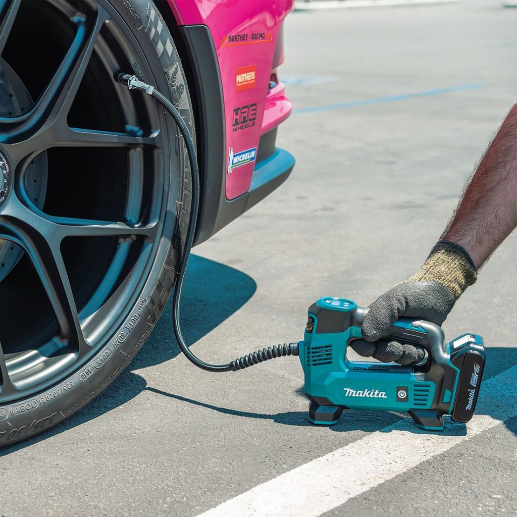 MAKITA Ilmapumppu LXT. Kuvassa henkilö täyttämässä auton rengasta Ilmapumppu LXT: avulla.