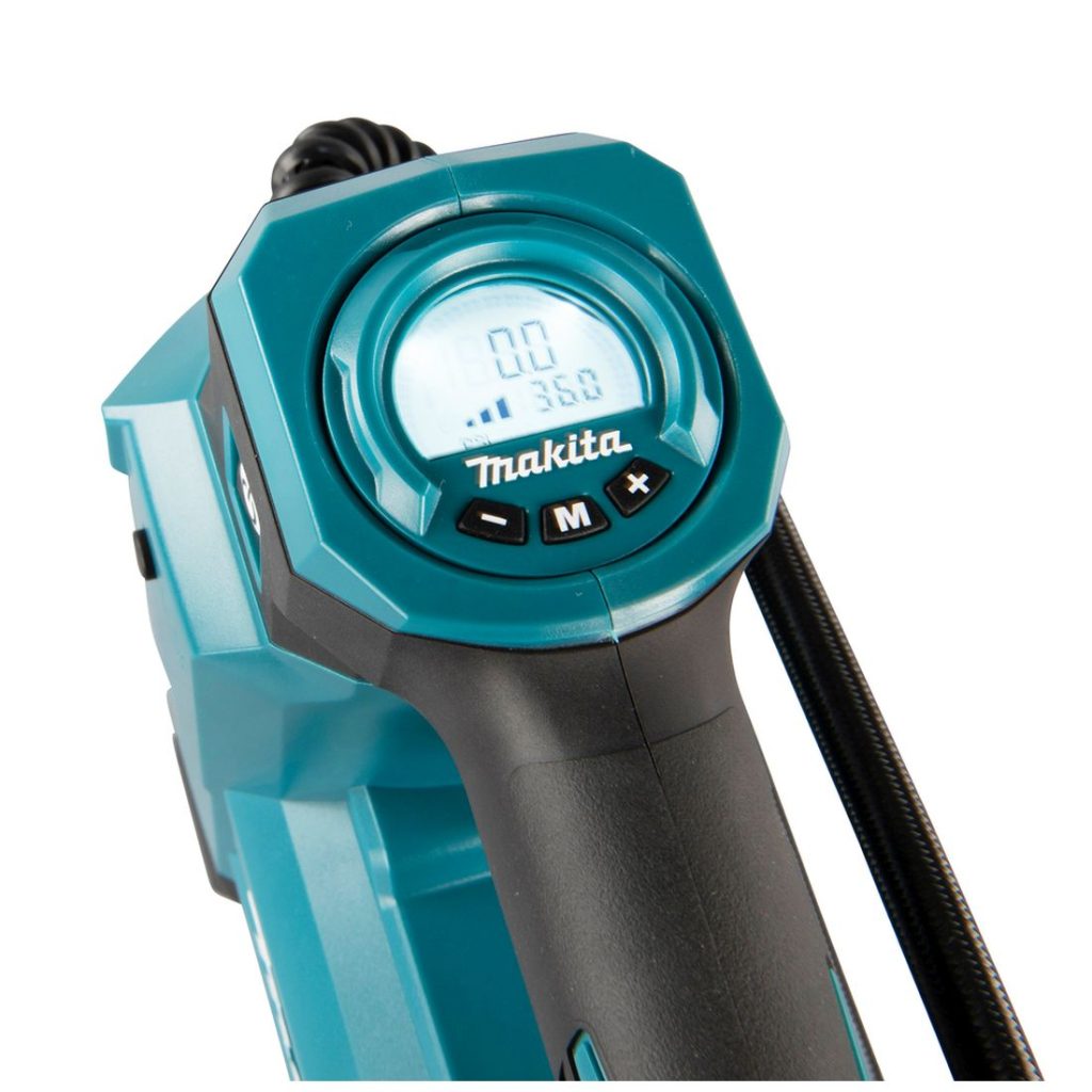 MAKITA Ilmapumppu LXT. Lähikuvassa Ilmapumppu LXT:n digitaalinen taustavalaistu painemittari.
