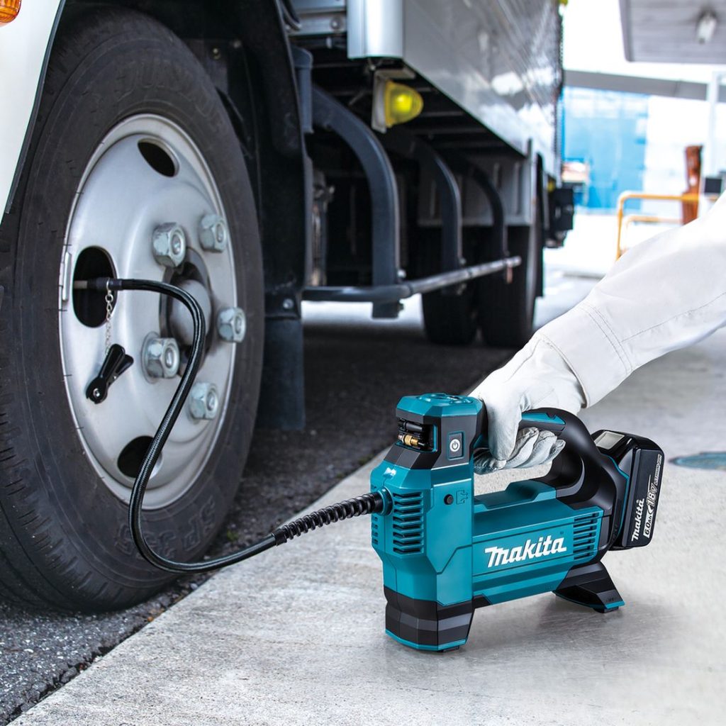 MAKITA Ilmapumppu LXT. Kuvassa henkilö täyttämässä auton rengasta Ilmapumppu LXT: avulla.