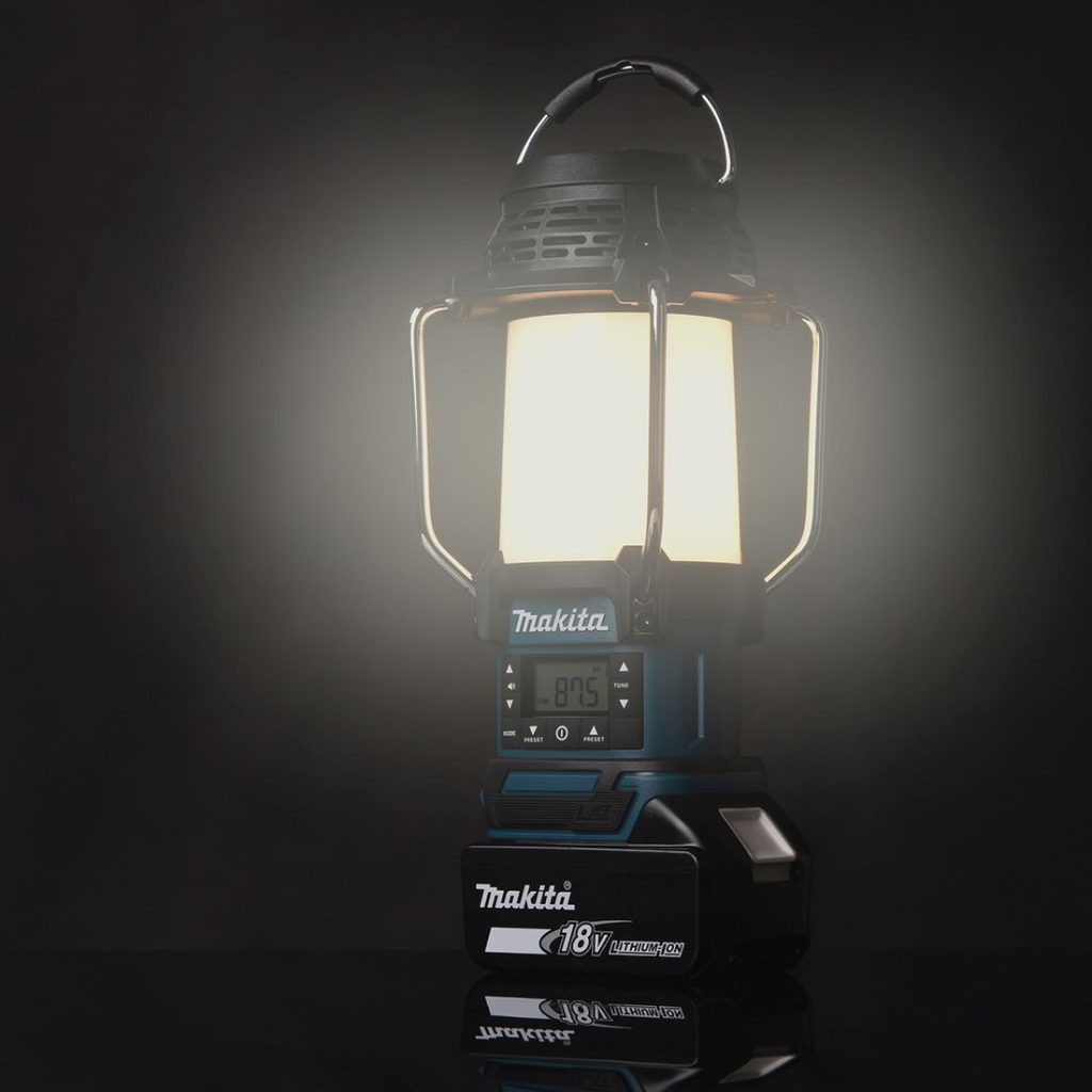 MAKITA Lyhty / Radio LXT. Kuvassa Lyhty / Radio LXT loistaa pimeässä. Kuva vasemmalta etuviistosta.