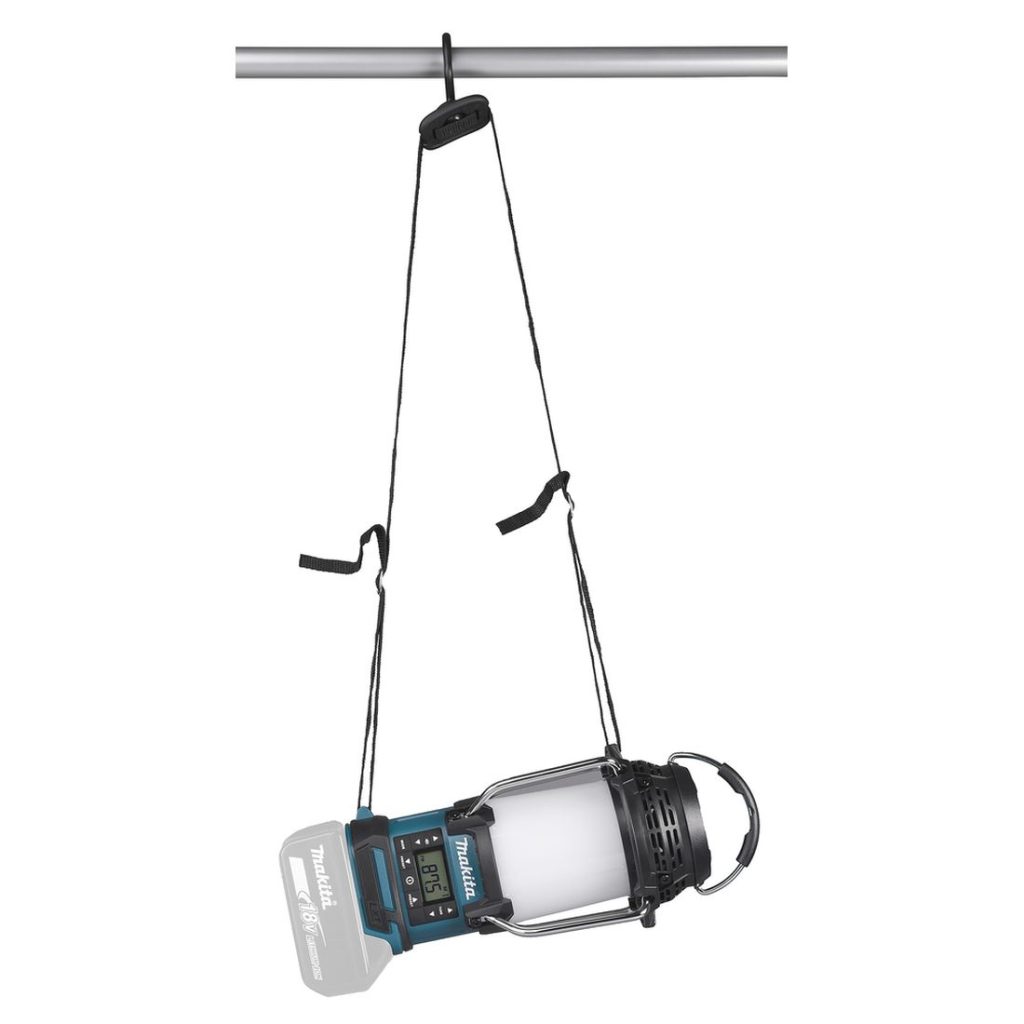 MAKITA Lyhty / Radio LXT. Kuvassa Lyhty / Radio LXT roikkuu putkesta ripustettuna.