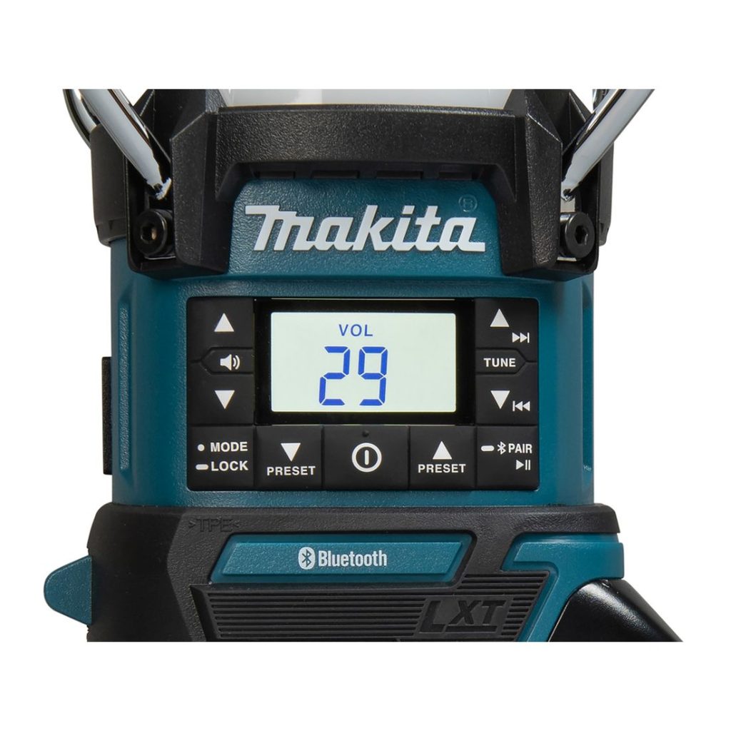 MAKITA Lyhty / Radio / Kaiutin LXT. Lähikuvassa Lyhty / Radio / Kaiutin LXT:n digitaalinen LCD-näyttö. LCD-näytössä äänenvoimakkuus.