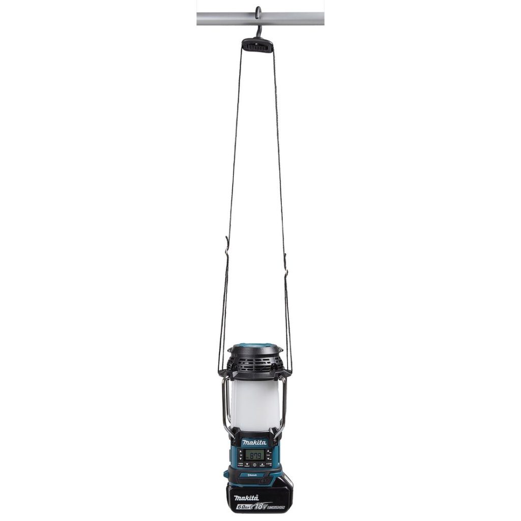 MAKITA Lyhty / Radio / Kaiutin LXT. Kuvassa Lyhty / Radio / Kaiutin LXT ripustettuna putkeen roikkumaan.