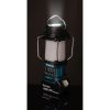 MAKITA Lyhty / Radio / Kaiutin LXT. Kuvassa Lyhty / Radio / Kaiutin LXT valaisin päällä pystysuunnassa pimeässä vasemmalta etuviistosta.
