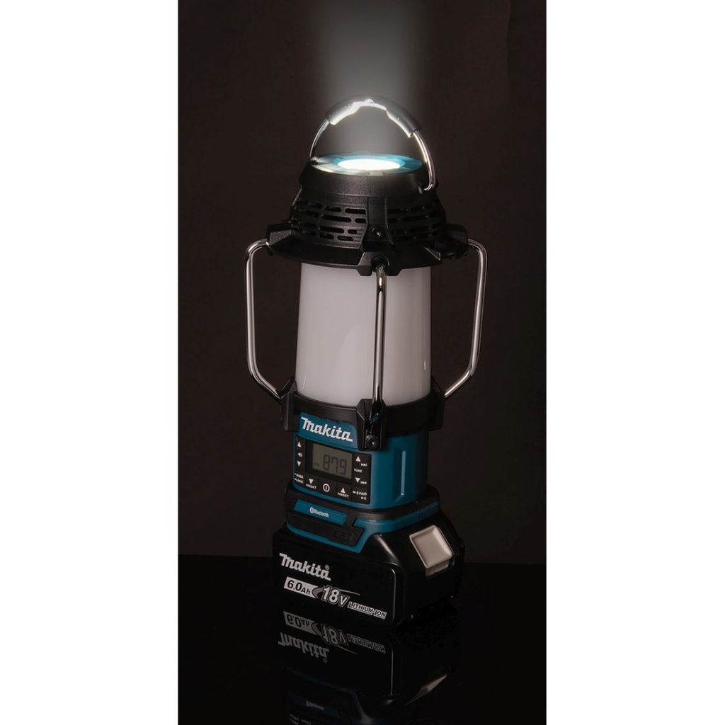 MAKITA Lyhty / Radio / Kaiutin LXT. Kuvassa Lyhty / Radio / Kaiutin LXT valaisin päällä pystysuunnassa pimeässä vasemmalta etuviistosta.