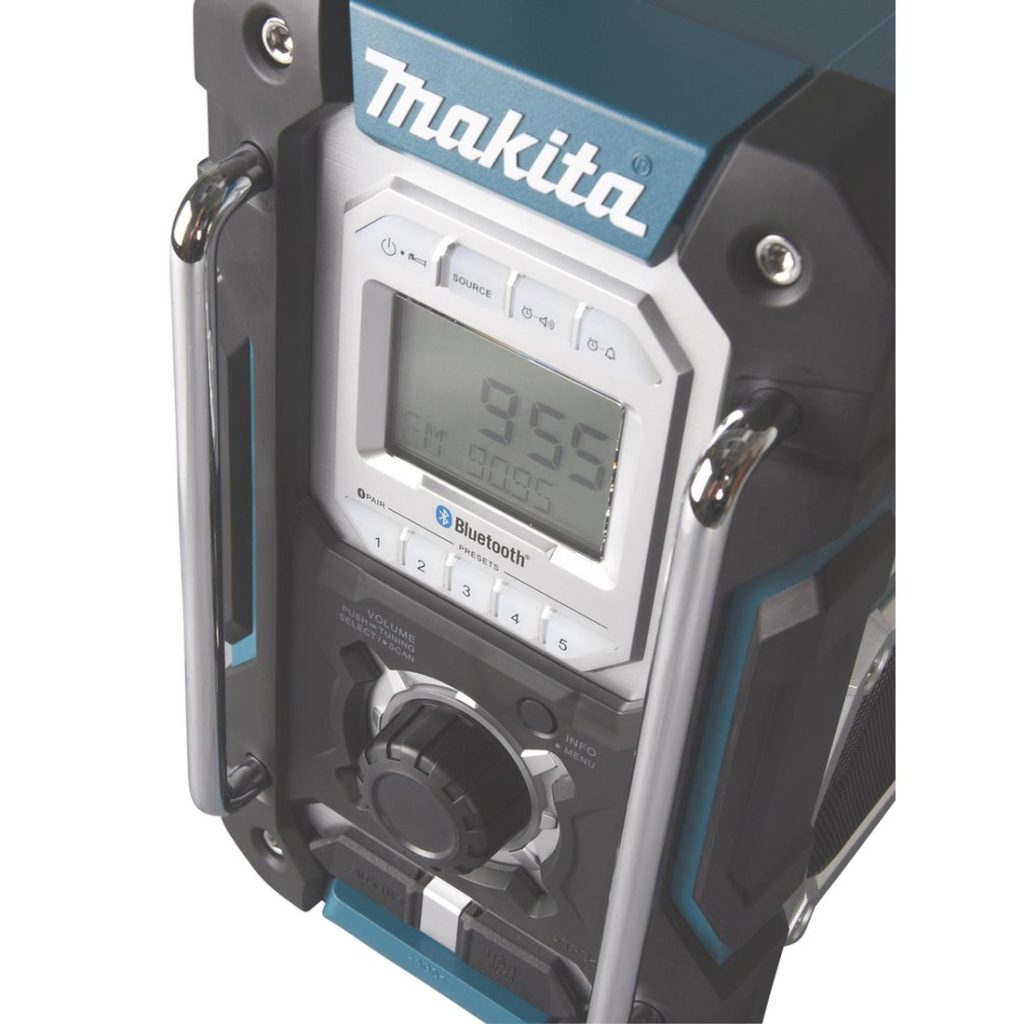 MAKITA Radio CXT / LXT. Lähikuvassa Radio CXT / LXT:n taustavalaistu LCD-näyttö oikealta etuyläviistosta.