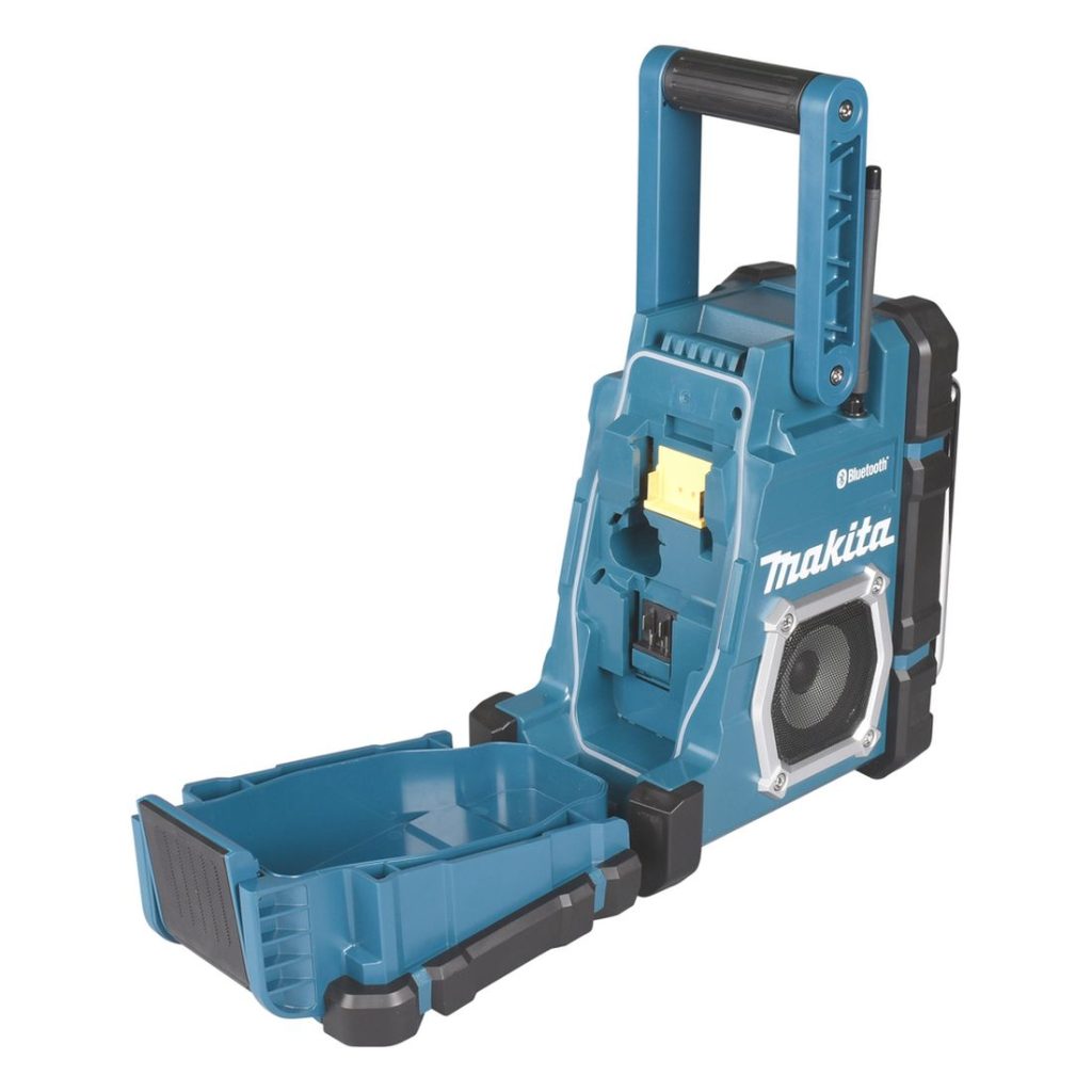 MAKITA Radio CXT / LXT. Kuvassa Radio CXT / LXT oikealta etuyläviistosta akkukotelo avattuna.
