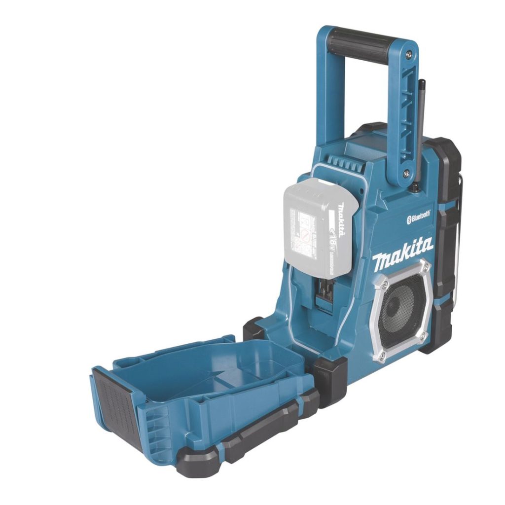 MAKITA Radio CXT / LXT. Kuvassa Radio CXT / LXT oikealta etuyläviistosta akkukotelo avattuna ja akku kiinnitettynä radioon.
