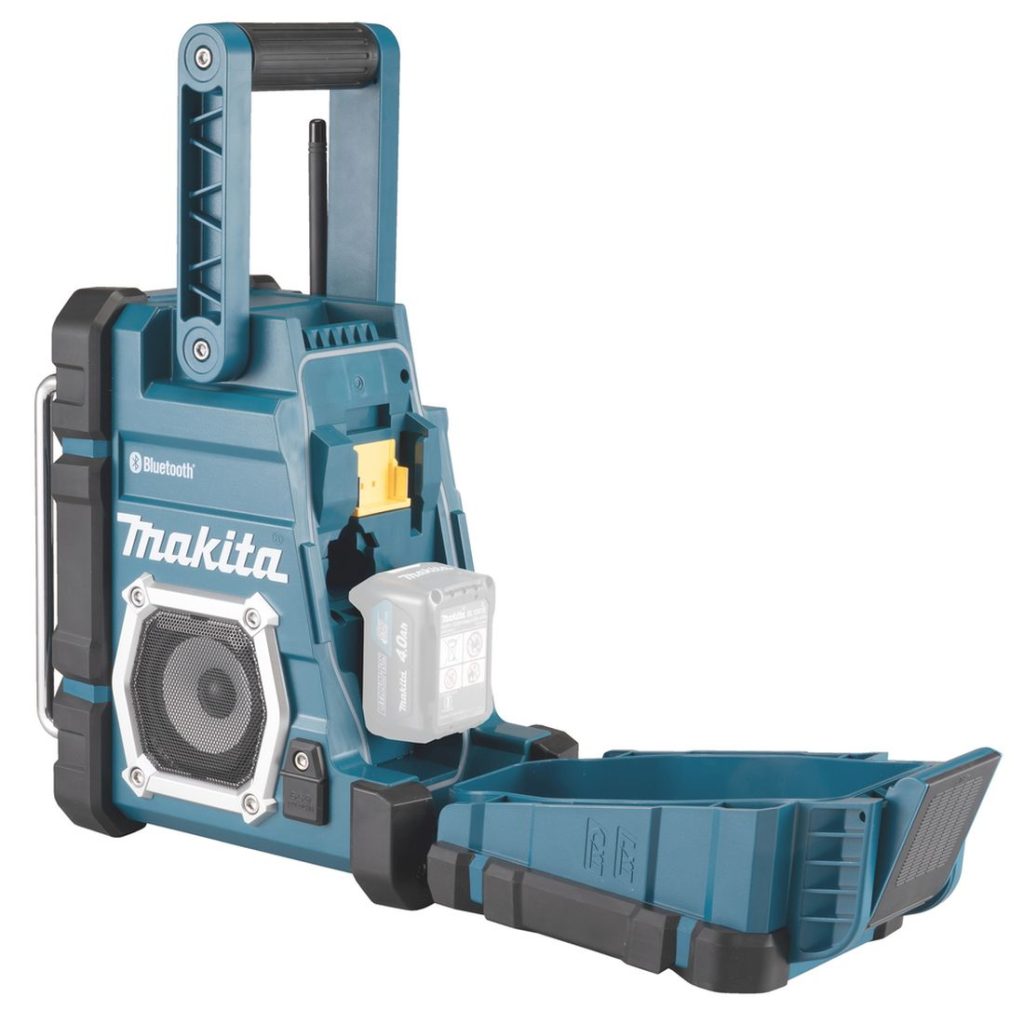 MAKITA Radio CXT / LXT. Kuvassa Radio CXT / LXT vasemmalta etuyläviistosta akkukotelo avattuna ja akku kiinnitettynä radioon.