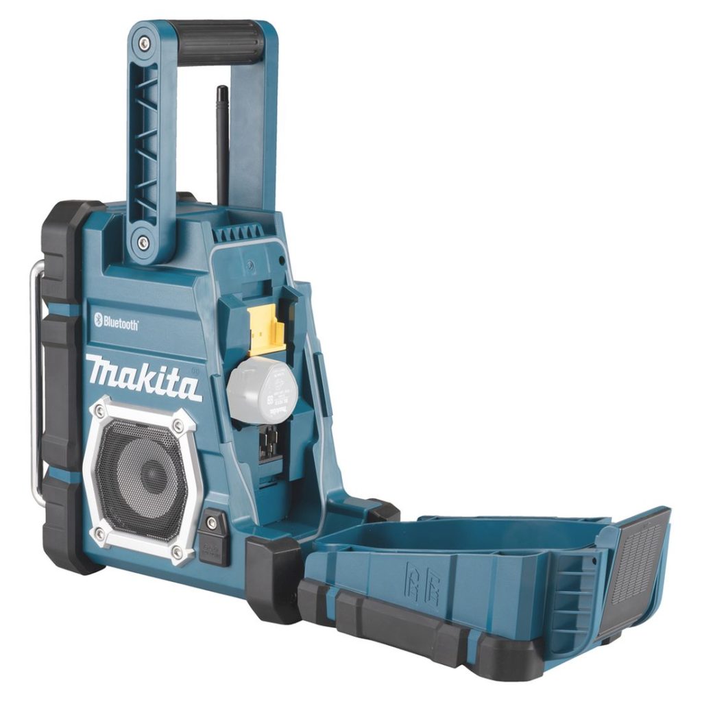 MAKITA Radio CXT / LXT. Kuvassa Radio CXT / LXT vasemmalta etuyläviistosta akkukotelo avattuna ja akku kiinnitettynä radioon.