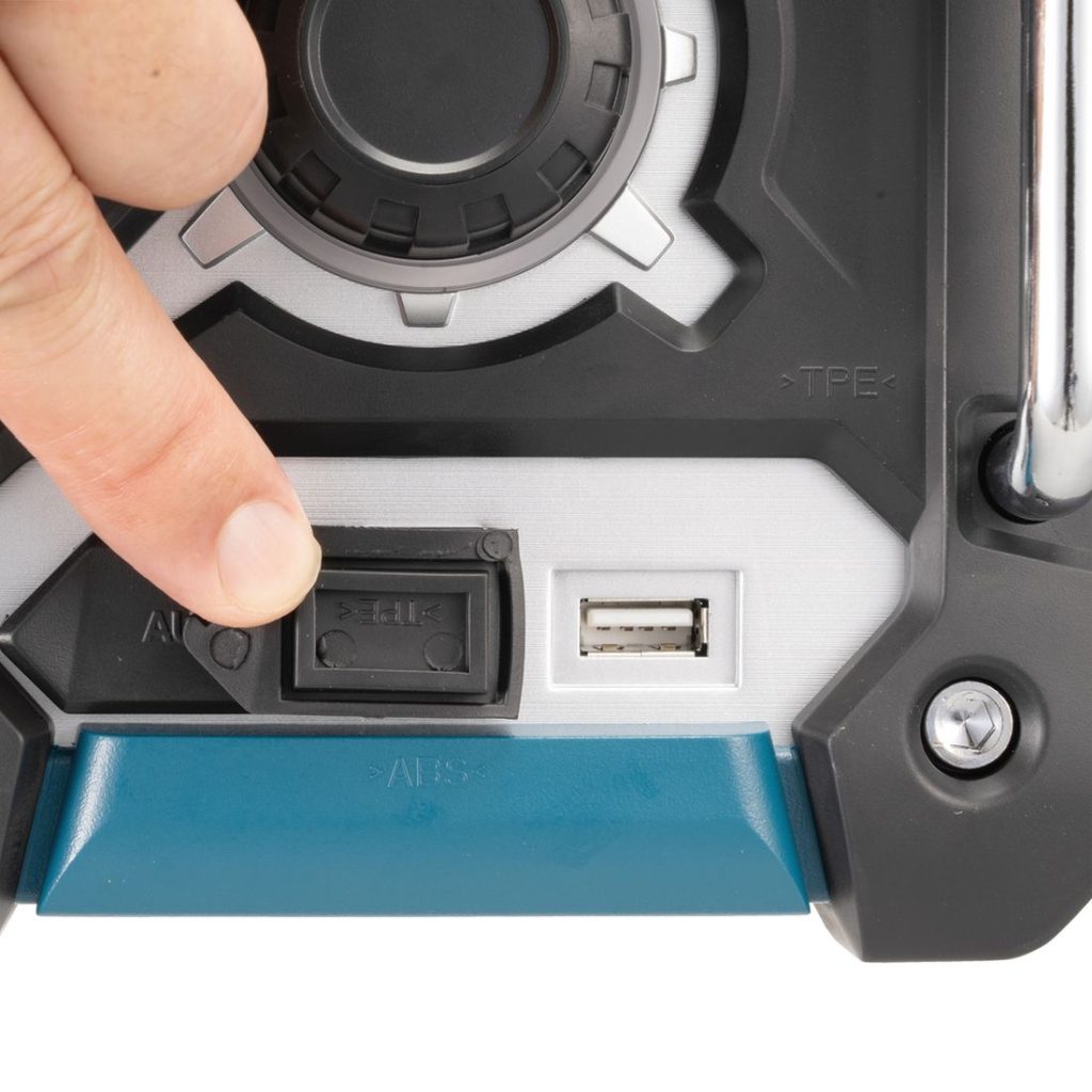 MAKITA Radio CXT / LXT. Lähikuvassa henkilö osoittamassa sormellaan Radio CXT / LXT:n USB-liitäntää.