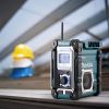 MAKITA Radio CXT / LXT. Kuvassa Radio CXT / LXT työmaalla katetulla terassilla oikealta etuviistosta.