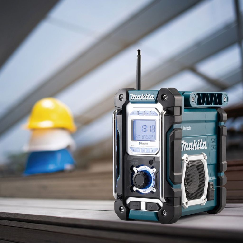 MAKITA Radio CXT / LXT. Kuvassa Radio CXT / LXT työmaalla katetulla terassilla oikealta etuviistosta.