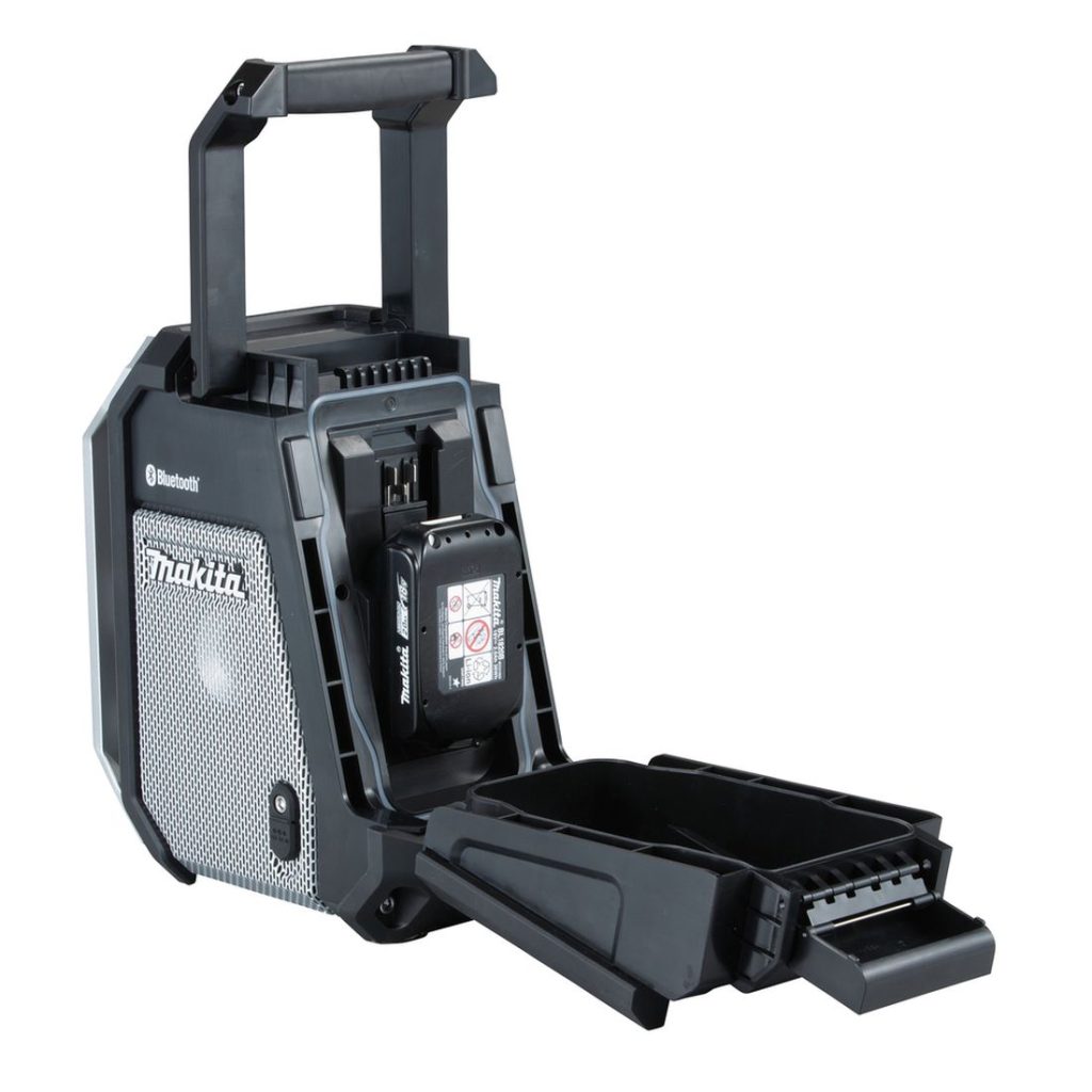 MAKITA Radio CXT / LXT. Kuvassa Radio CXT / LXT vasemmalta etuyläviistosta akkukotelo avattuna ja akku kiinnitettynä radioon.
