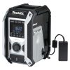 MAKITA Radio CXT / LXT. Kuvassa Radio CXT / LXT oikealta etuyläviistosta verkkovirta-adapteri kiinnitettynä radioon.