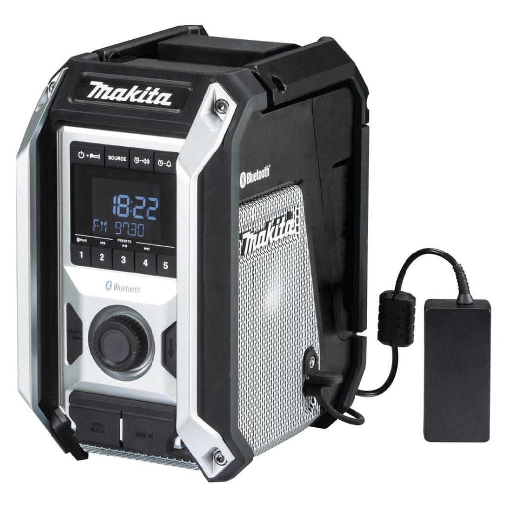 MAKITA Radio CXT / LXT. Kuvassa Radio CXT / LXT oikealta etuyläviistosta verkkovirta-adapteri kiinnitettynä radioon.