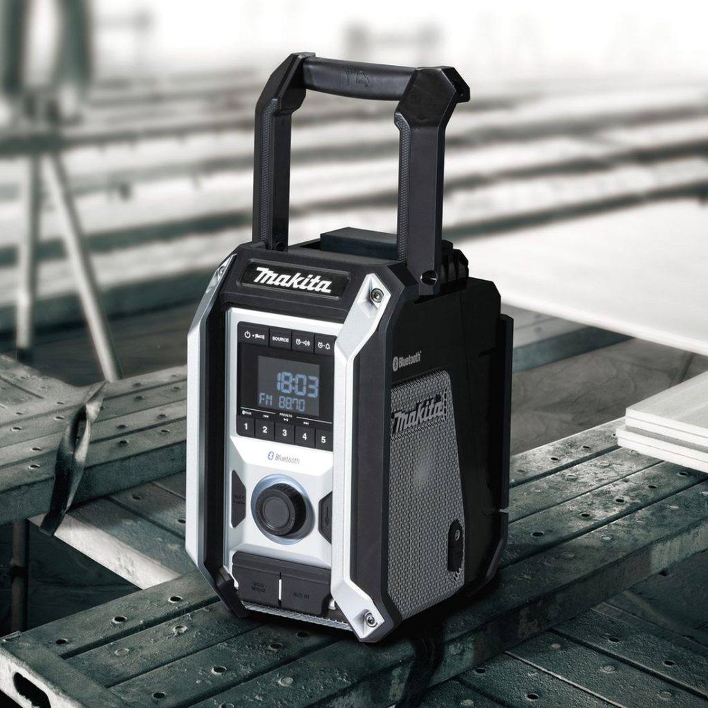 MAKITA Radio CXT / LXT. Kuvassa Radio CXT / LXT rakennustyömaalla oikealta etuyläviistosta.