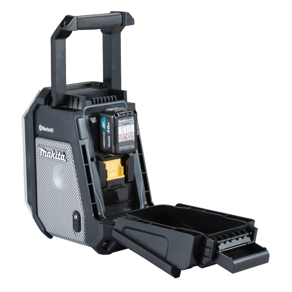 MAKITA Radio CXT / LXT. Kuvassa Radio CXT / LXT vasemmalta etuyläviistosta akkukotelo avattuna ja akku kiinnitettynä radioon.