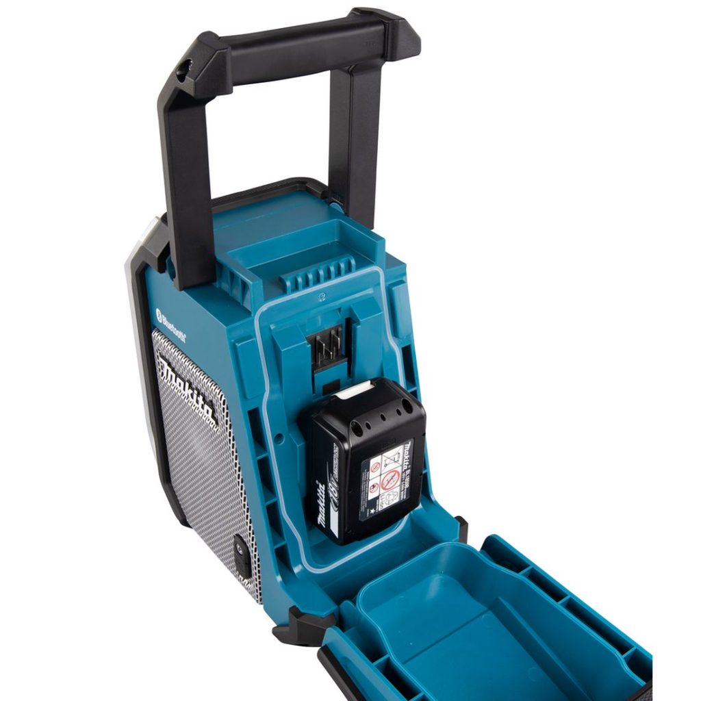 MAKITA Radio CXT / LXT. Kuvassa Radio CXT / LXT vasemmalta etuyläviistosta akkukotelo avattuna.