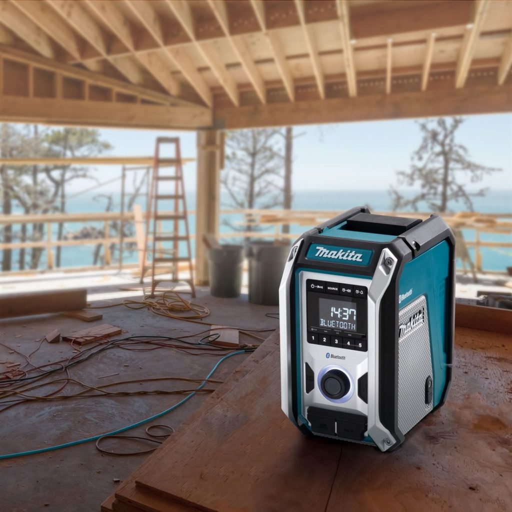 MAKITA Radio CXT / LXT. Kuvassa Radio CXT / LXT rakennustyömaalla työtason päällä.