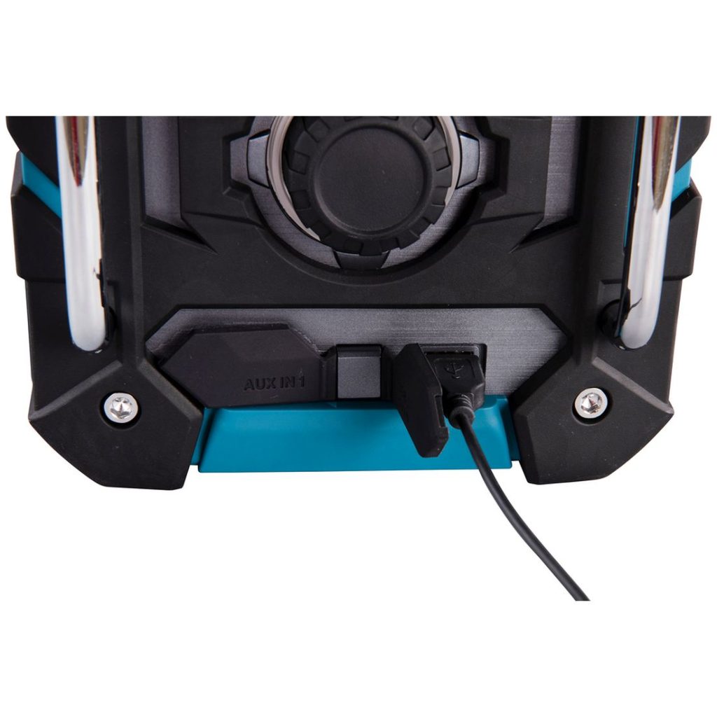 MAKITA Radio CXT / LXT. Lähikuvassa USB-kaapeli liitettynä Radio CXT / LXT:hen.