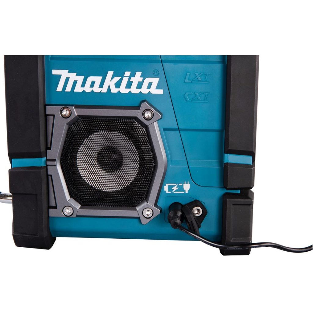 MAKITA Radio CXT / LXT. Lähikuvassa verkkovirtajohto liitettynä Radio CXT / LXT:hen.