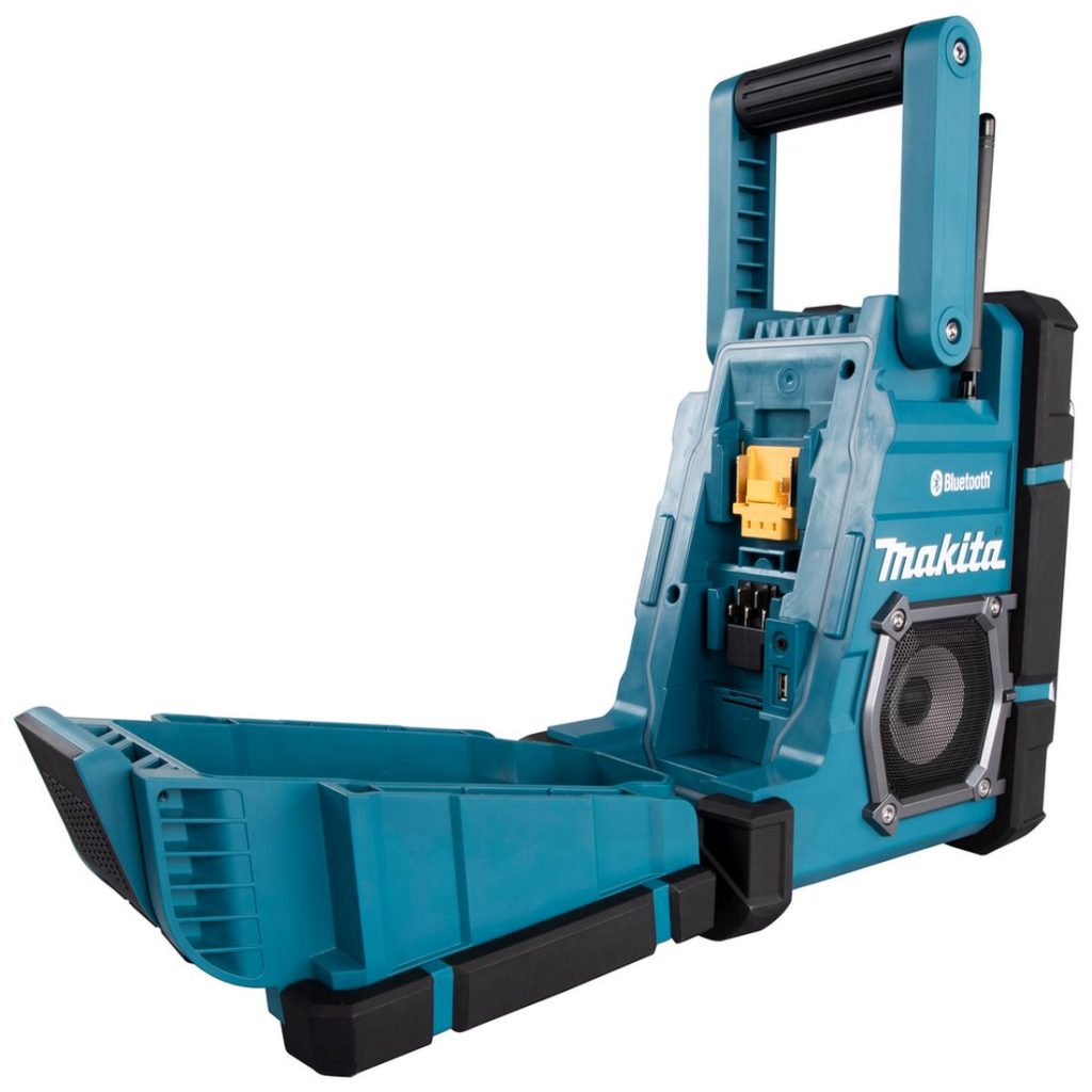 MAKITA Radio CXT / LXT. Lähikuvassa Radio CXT / LXT oikealta etuviistosta akkukotelo avattuna ja akku kiinnitettynä radioon.