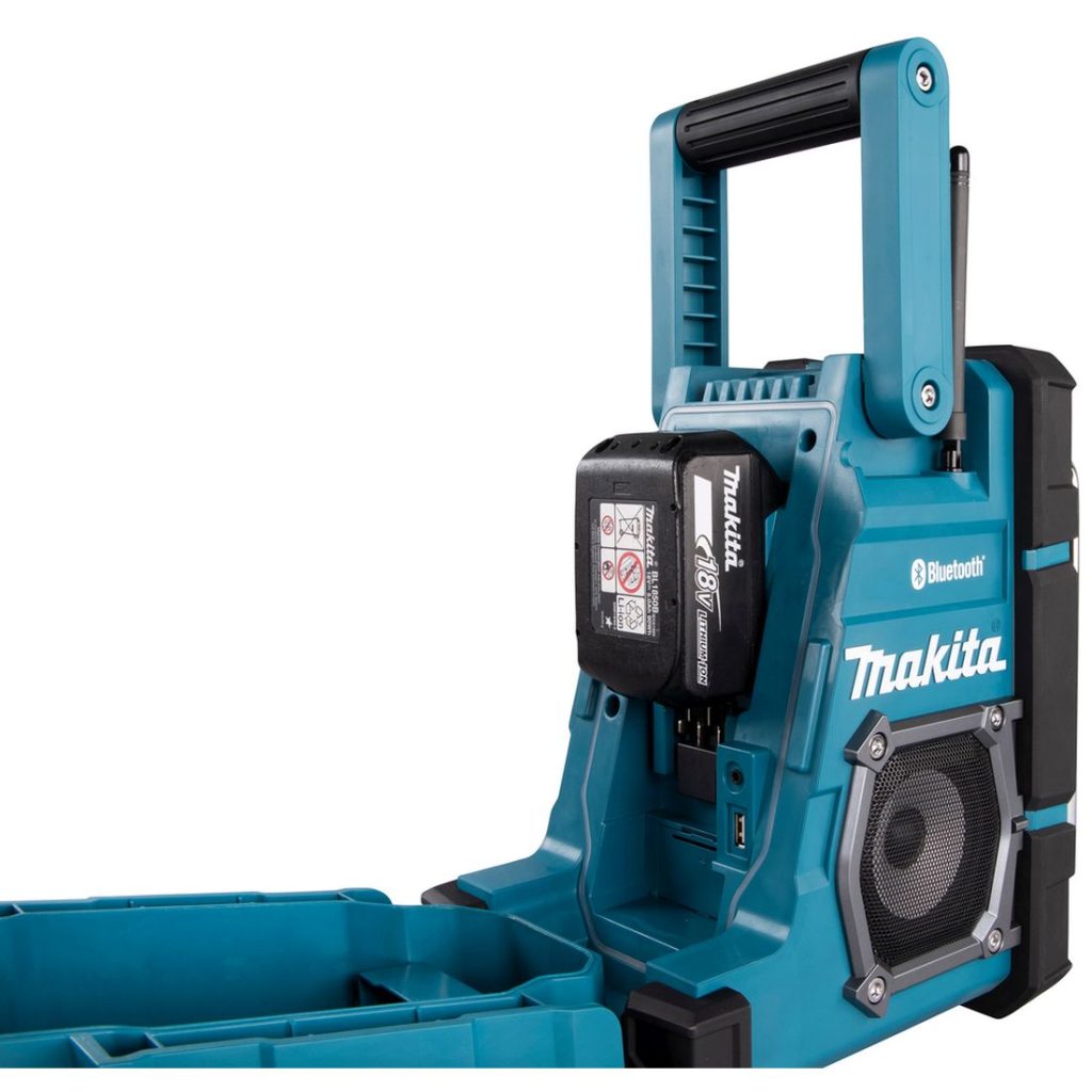 MAKITA Radio CXT / LXT. Lähikuvassa Radio CXT / LXT oikealta etuviistosta akkukotelo avattuna ja akku kiinnitettynä radioon.