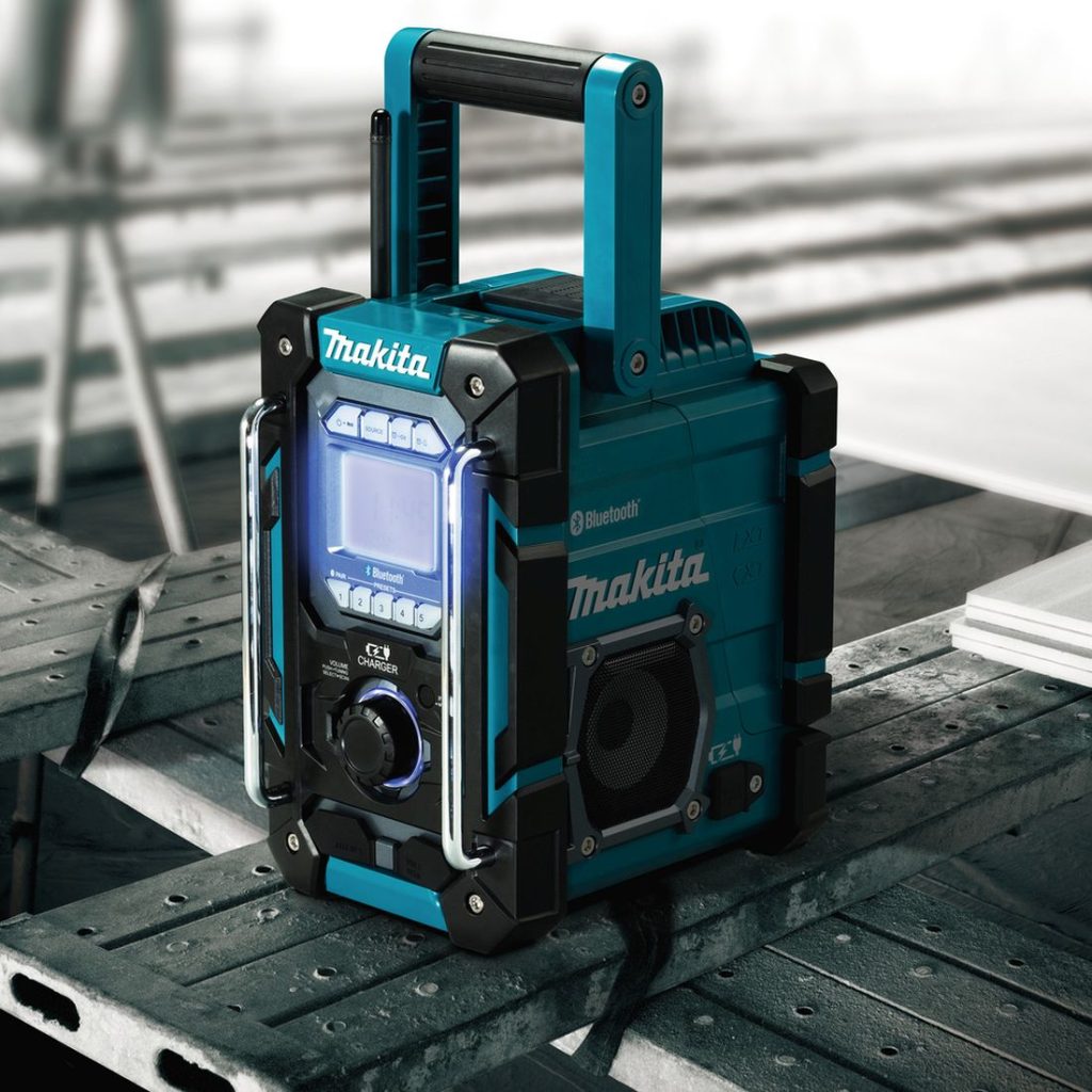 MAKITA Radio CXT / LXT. Kuvassa Radio CXT / LXT rakennustyömaalla oikealta etuviistosta.