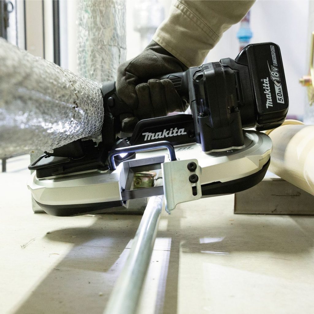 MAKITA Vannesaha LXT. Kuvassa henkilö sahaamassa alumiiniputkea Vannesaha LXT:n avulla.