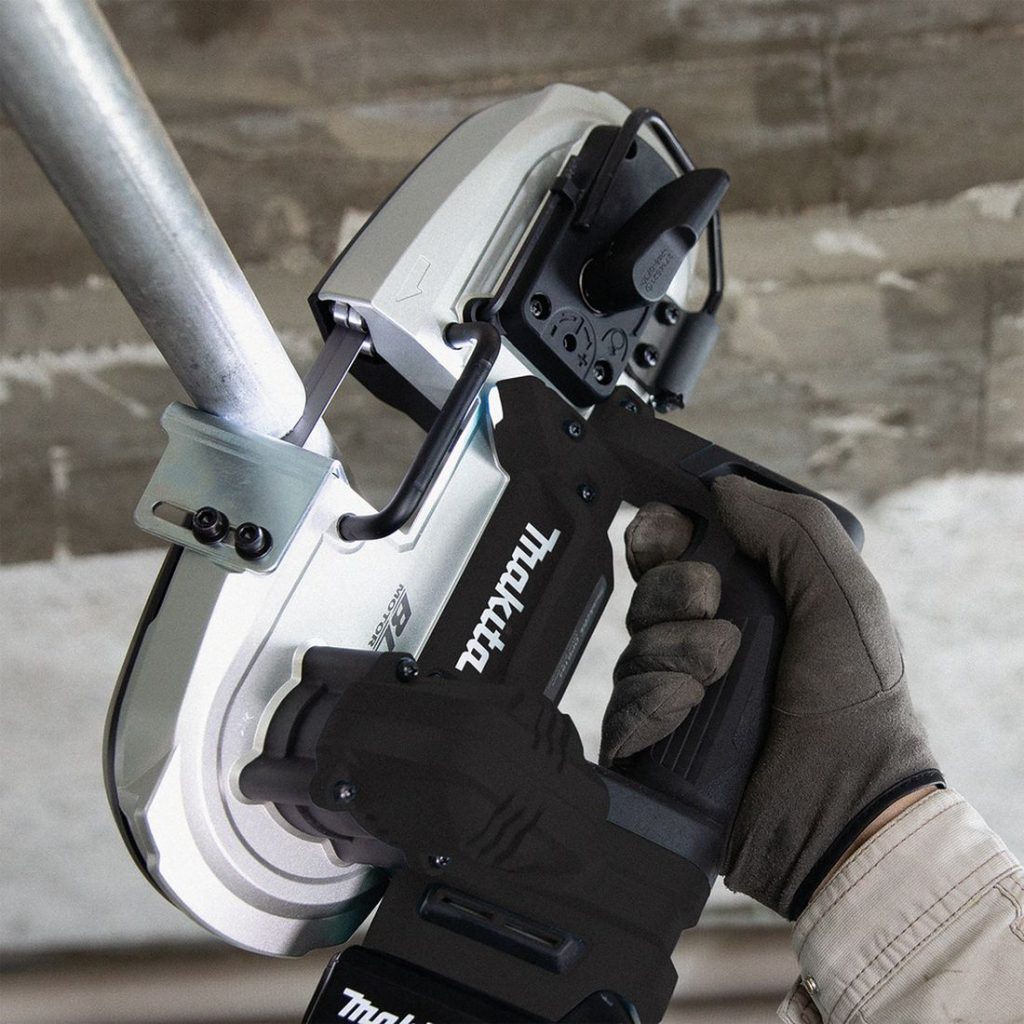 MAKITA Vannesaha LXT. Kuvassa henkilö sahaamassa teräsputkea Vannesaha LXT:n avulla.