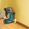 MAKITA Pinninaulain LXT. Kuvassa henkilö naulaamassa lattialistaa seinään Pinninaulain LXT:n avulla.