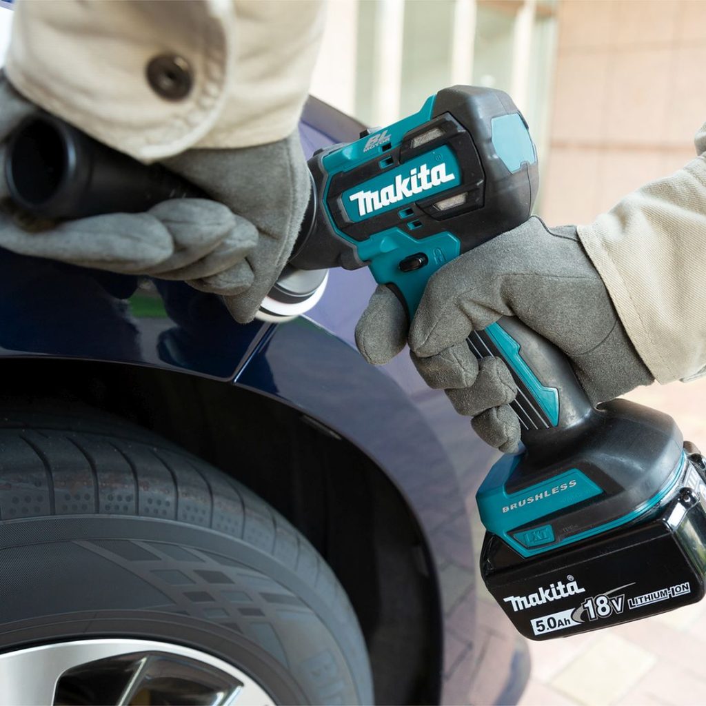 MAKITA Hioma-/kiillotuskone LXT. Kuvassa henkilö kiillottamassa auton lokaroa Hioma-/kiillotuskone LXT:n avulla.