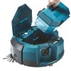 MAKITA Robotti-imuri LXT. Kuvassa henkilö irrottamassa pölysäiliötä Robotti-imuri LXT:stä.